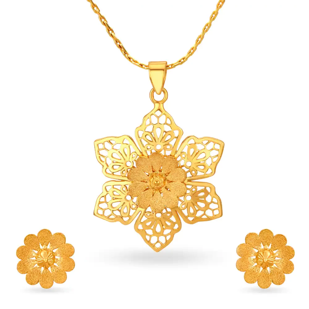 Spectacular Gold Pendant And Earrings Set