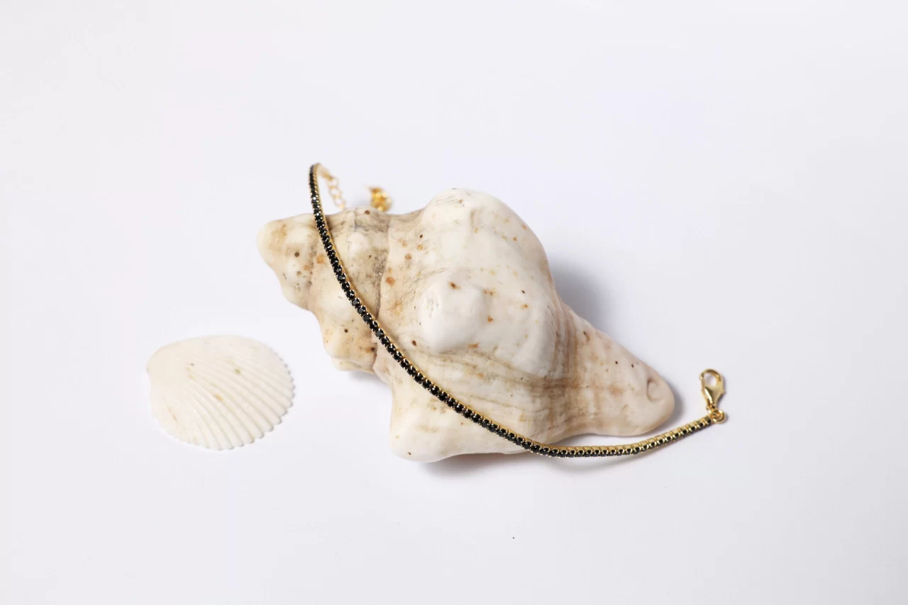 ROYAL STYLISH BLACK BRACELET IN SILVER FOR HER